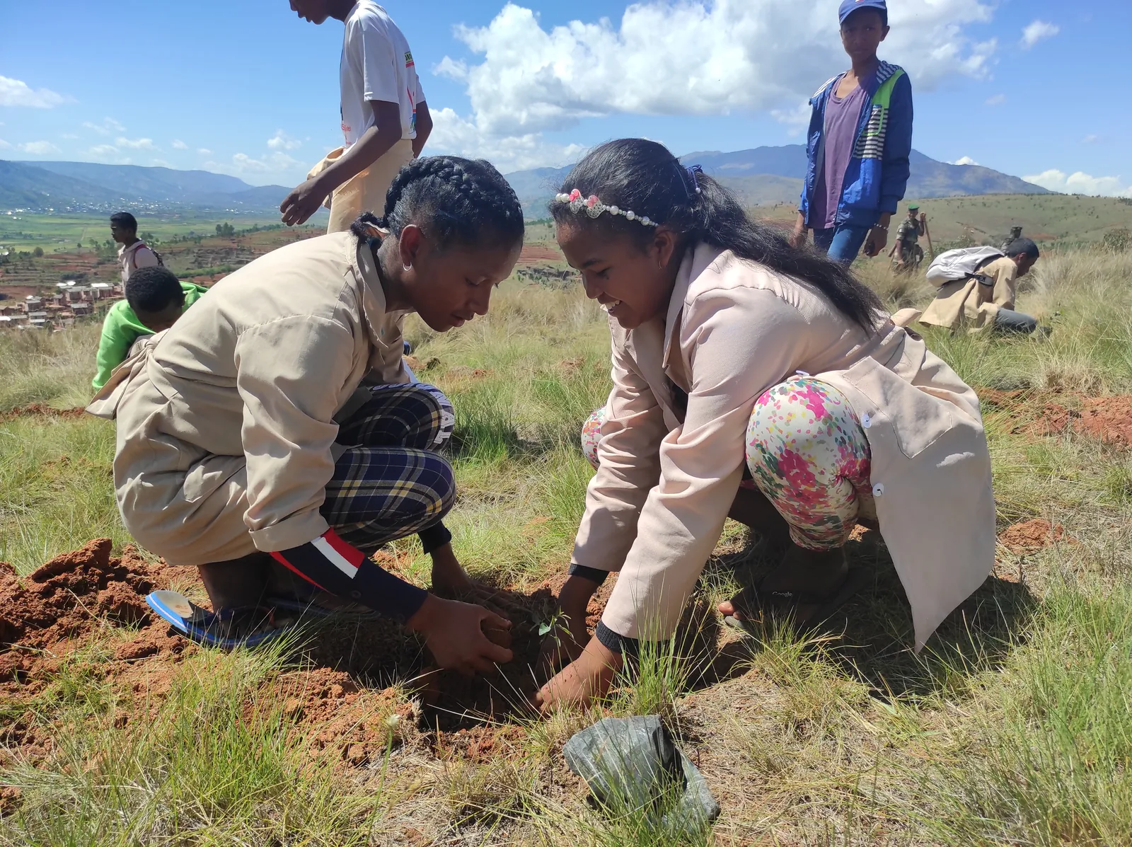 Participation des élèves dans le cadre du lancement officiel de la campagne de reboisement dans la Région Vakinankaratra, organisée conjointement par TOSIKA Tontolo Sy Kajy et la Direction Régionale de l'Environnement et du Développement Durable au niveau de la Région Vakinankaratra