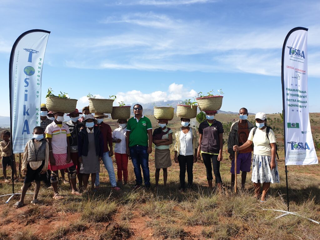 Transport des jeunes plants par les communautés locales dans le cadre du reboisement organisé par TOSIKA Tontolo Sy Kajy et la DREDD Vakinankaratra